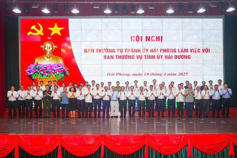 Lãnh đạo TP. Hải Phòng và tỉnh Hải Dương chụp ảnh lưu niệm sau khi kết thúc hội nghị