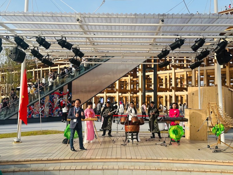 Ông Trần Nhất Hoàng, Phó Tổng đại diện Việt Nam tại EXPO 2025 phát biểu mở đầu chương trình “Vẻ đẹp Việt Nam”.