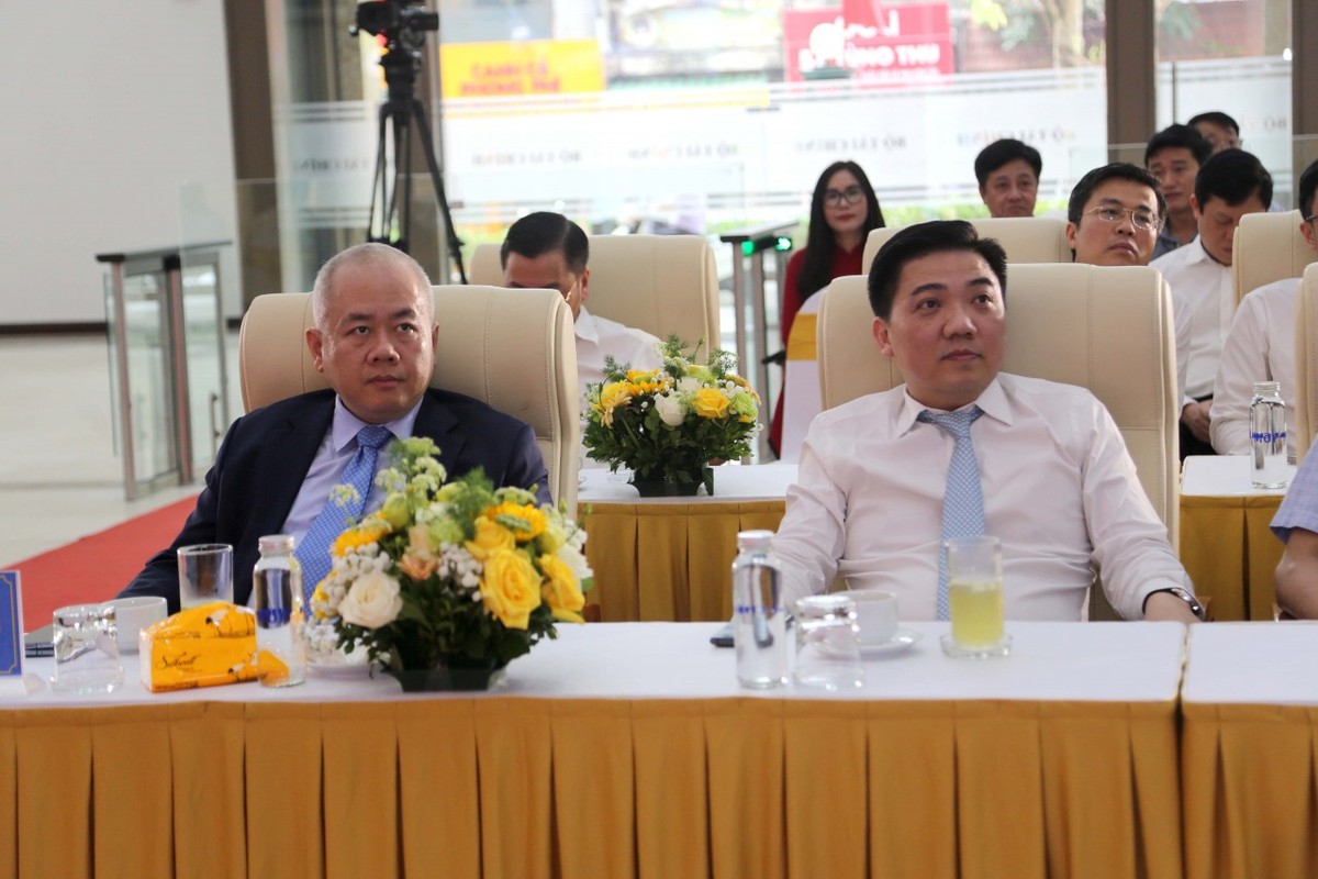 Thứ trưởng Đỗ Thành Trung (bên trái) tham dự buổi lễ và cắt băng khánh thành.