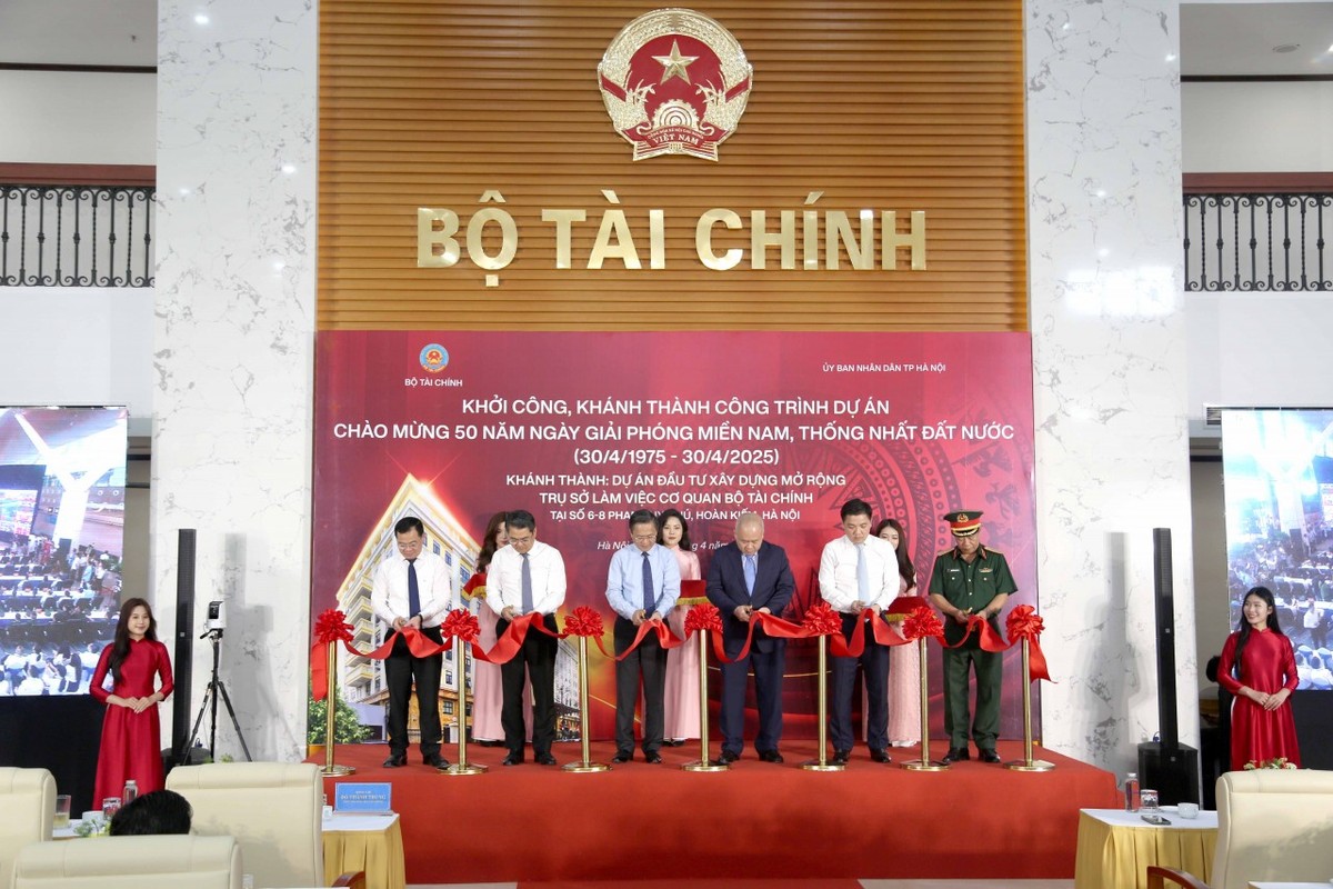 Lễ cắt băng khánh thành dự án mở rộng trụ sở làm việc cơ quan Bộ Tài chính được tiến hành đồng thời với lễ cắt băng khởi công và khánh thành 80 công trình - dự án trọng điểm trên cả nước.