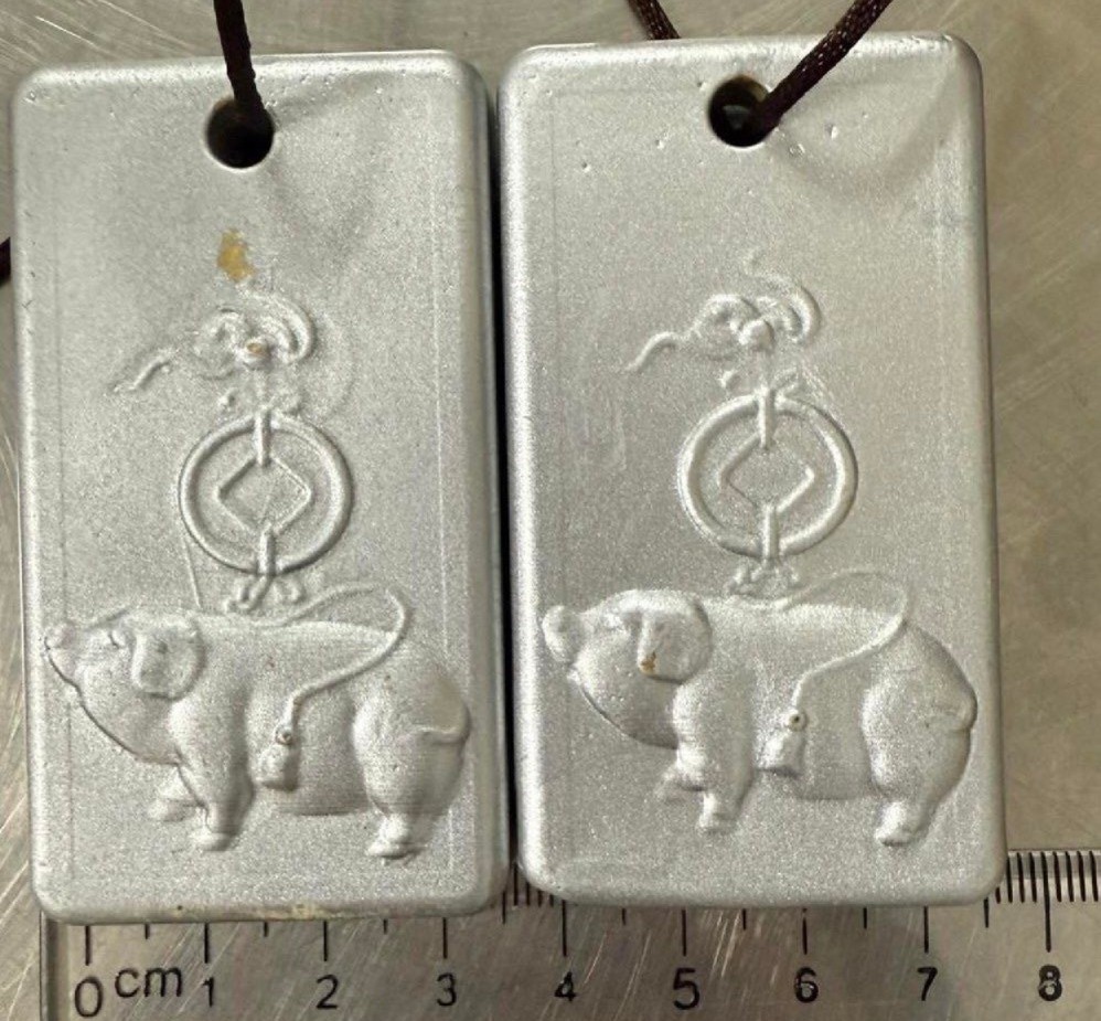 2 miếng kim loại nghi là vàng được phủ bạc tinh vi để qua mặt cơ quan chức năng bị phát hiện ngày 10/4. (Ảnh đơn vị cung cấp)