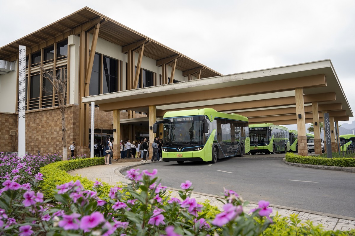 Cùng ngày, Sun Group vận hành thử nghiệm tuyến xe điện mới tại Cát Bà (Ảnh: Ánh Dương)