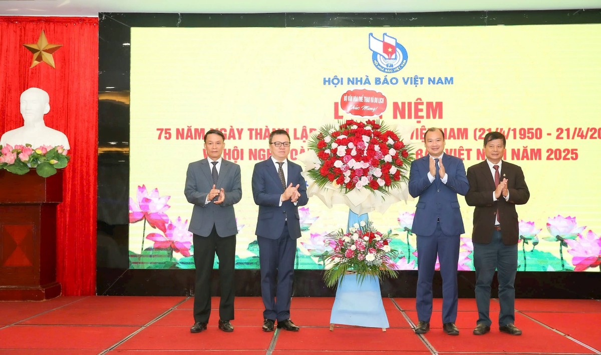 Lãnh đạo Bộ Văn hoá, Thể thao và Du lịch trao lẵng hoa chúc mừng 75 năm thành lập Hội Nhà báo Việt Nam. Ảnh: Sơn Hải.