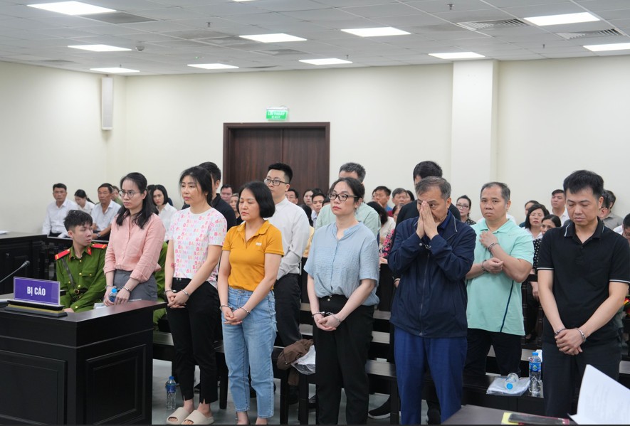 Có 13 bị cáo bị đưa ra xét xử trong phiên tòa sơ thẩm.