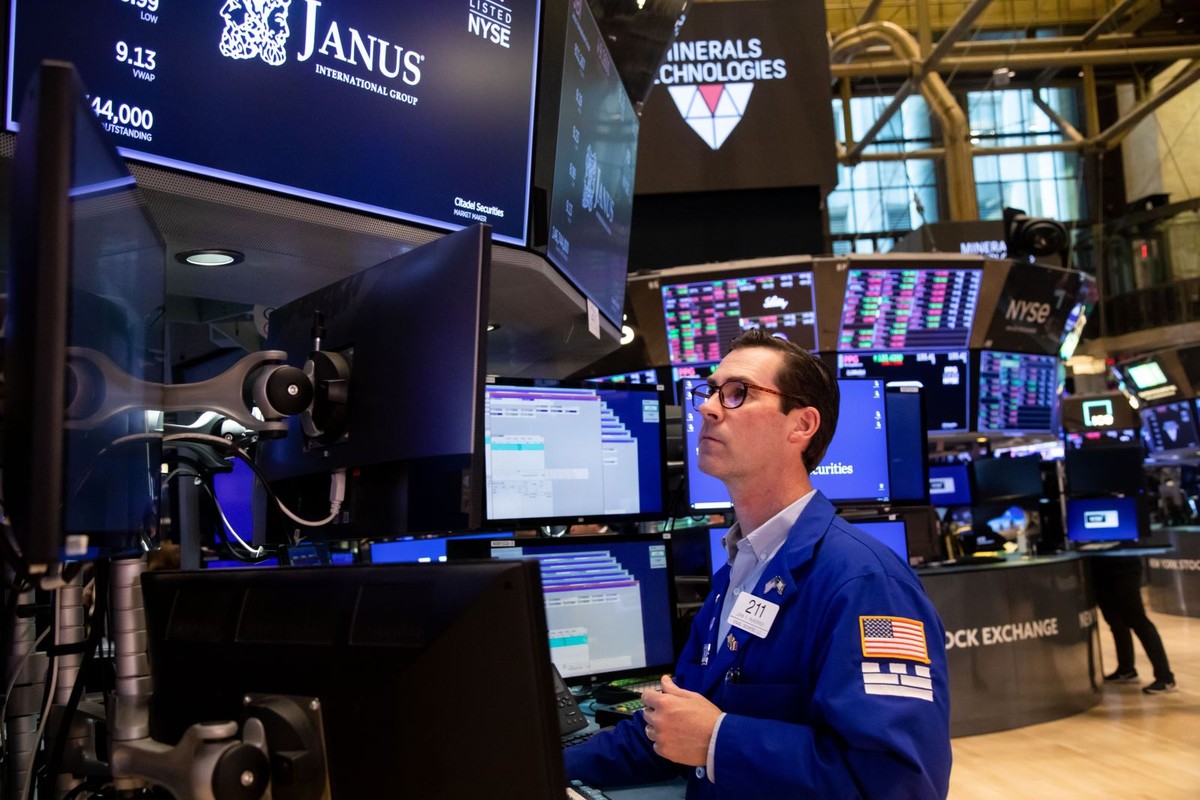 Giao dịch viên tại Sàn chứng khoán New York, Mỹ. Ảnh tư liệu: THX/TTXVN