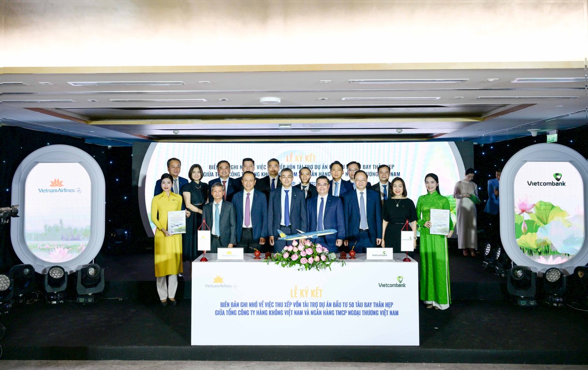 Ban lãnh đạo Vietnam Airlines và Vietcombank chụp ảnh lưu niệm sau khi ký kết Ban lãnh đạo Vietnam Airlines và Vietcombank chụp ảnh lưu niệm sau khi ký kết