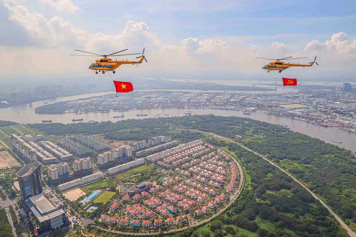 Khu chế xuất Tân Thuận và khu đô thị Sa La rực rỡ dưới cờ.