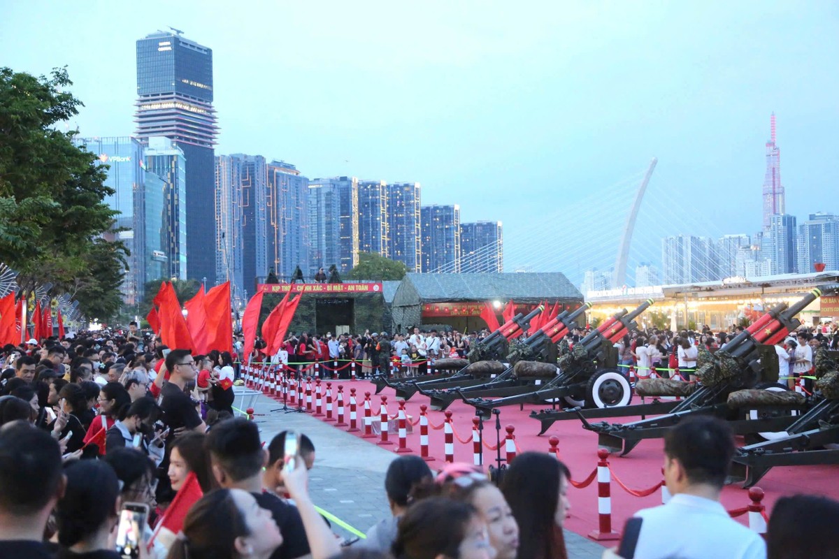 Khu vực đặt dàn đại bác của Lữ đoàn pháo binh 96 là một trong những tụ điểm thu hút đông người dân đến tham quan, chụp ảnh.