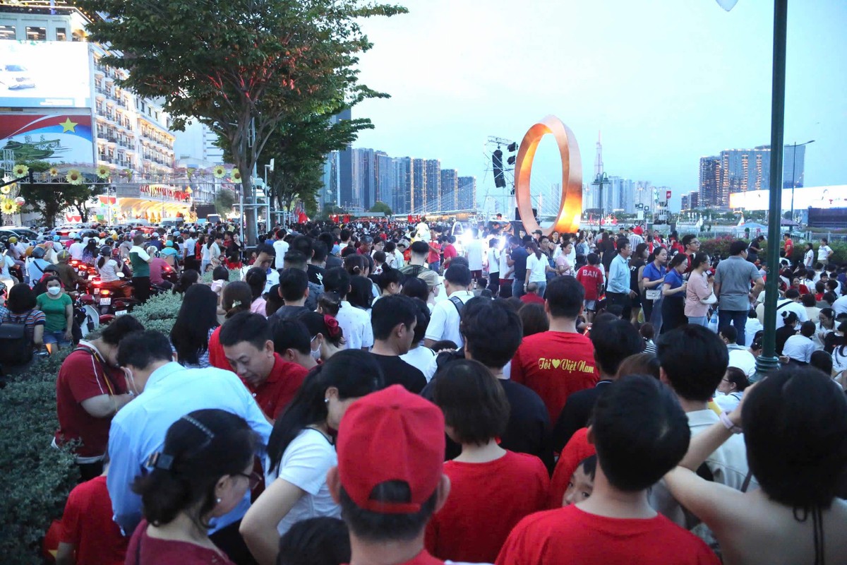 Càng về chiều tối, lượng người đổ về trung tâm TP.HCM ngày càng đông đúc.