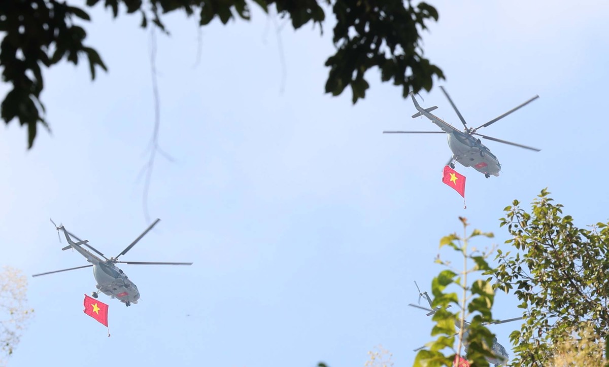 Mở đầu cuộc tổng duyệt diễu binh, diễu hành Kỷ niệm 50 năm Ngày giải phóng miền Nam, thống nhất đất nước là các Biên đội của Không quân nhân dân Việt Nam anh hùng, đang bay trên bầu trời Tổ quốc. Mở đầu cuộc tổng duyệt diễu binh, diễu hành Kỷ niệm 50 năm Ngày giải phóng miền Nam, thống nhất đất nước là các Biên đội của Không quân nhân dân Việt Nam anh hùng, đang bay trên bầu trời Tổ quốc.