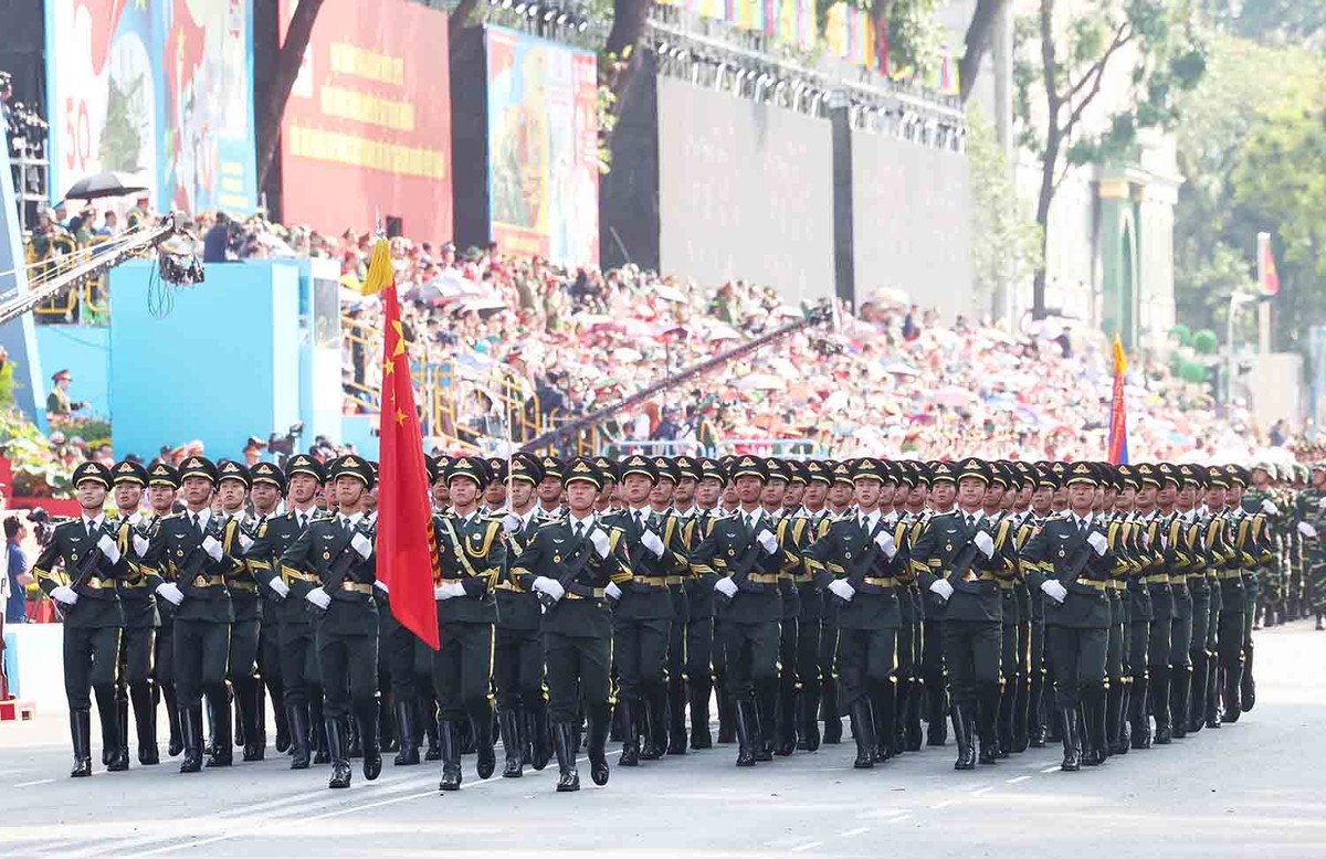 Quân đội Trung Quốc tham gia tổng duyệt trên đường Lê Duẩn.