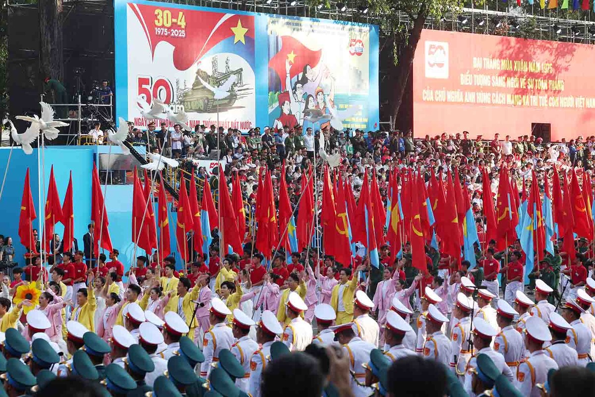 Trong không khí tưng bừng của ngày chiến thắng, non sông tụ hội về đây kỷ niệm một trang sử hào hùng của dân tộc. Đội hình diễu binh, diễu hành trong Lễ kỷ niệm trọng thể hôm nay tái hiện khí thế hào hùng của cuộc Tổng tiến công và nổi dậy mùa Xuân năm 1975 mà đỉnh cao là Chiến dịch Hồ Chí Minh lịch sử.