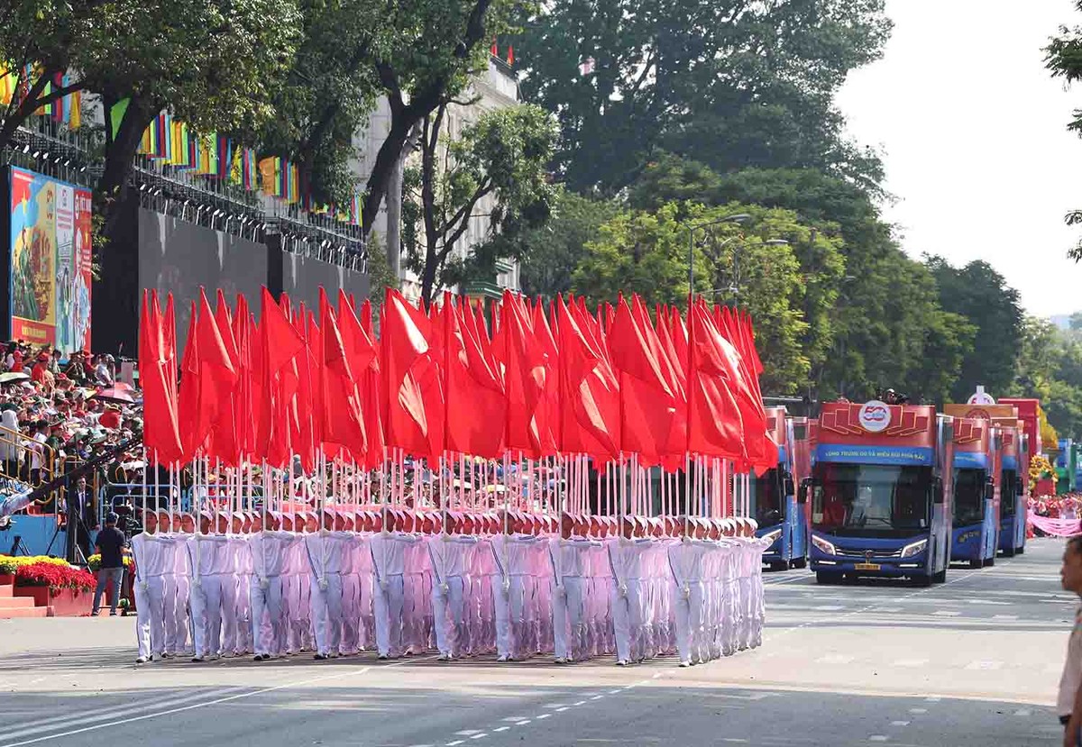 Tiếp theo là khối Hồng kỳ, và các khối nông dân, tri thức,...tiến vào Lễ đài.