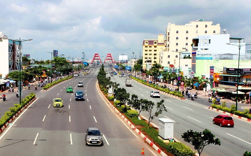 Đường Phạm Văn Đồng (tên cũ là đường Tân Sơn Nhất - Bình Lợi), được đầu tư theo hình thức BT với số vốn 340 triệu USD. Dự án được đầu tư với 12 làn xe, hoàn thành vào năm 2013. Tuyến đường giúp kết nối trực tiếp Sân bay Tân Sơn Nhất với TP.Thủ Đức và các tỉnh Bình Dương, Đồng Nai.