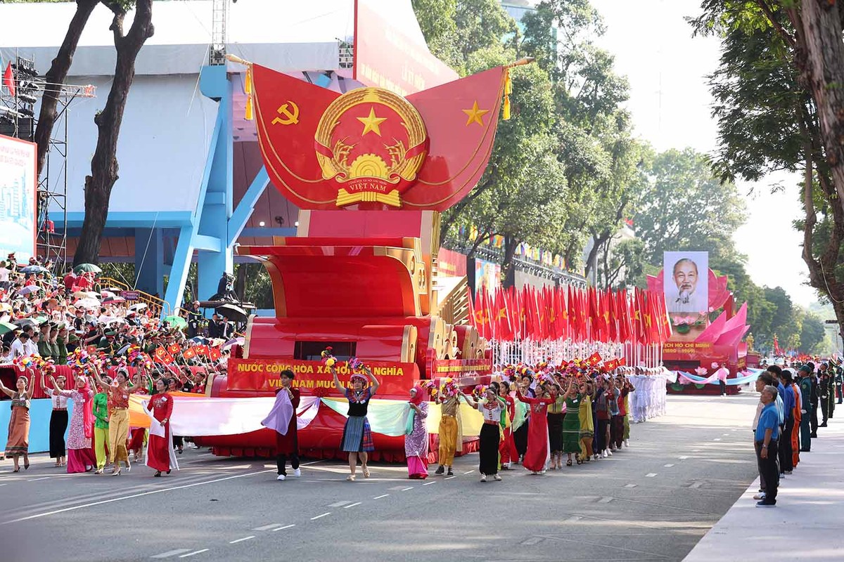 Khối cờ Đảng, cờ Tổ quốc đang tiến vào Lễ đài.