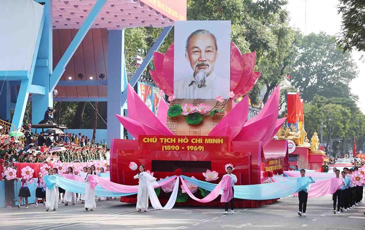 Nhiệt liệt chào đón chân dung Chủ tịch Hồ Chí Minh đang tiến vào Lễ đài.