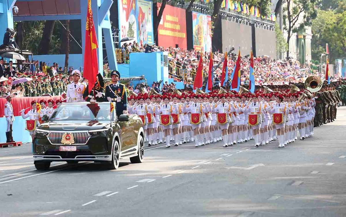 Xe chỉ huy, xe Tổ Quân kỳ toàn quân.