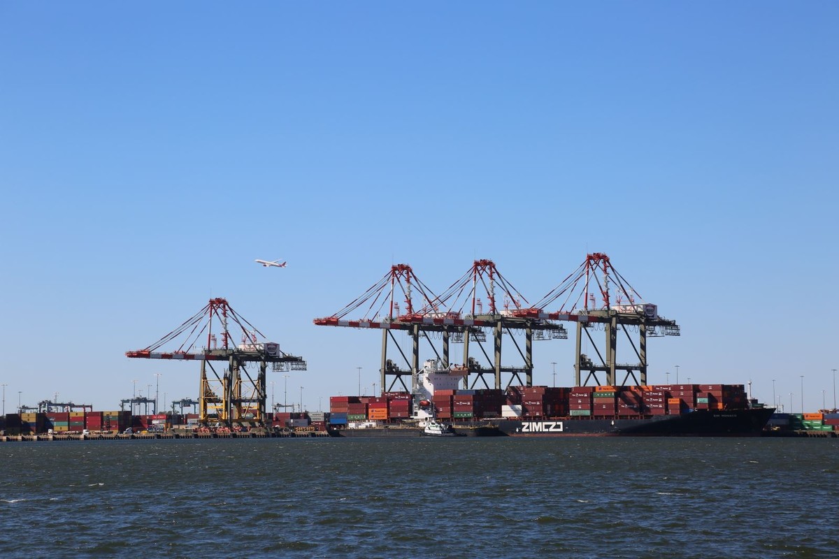 Quang cảnh cảng hàng hóa ở Bayonne, New Jersey, Mỹ. Ảnh: THX/TTXVN