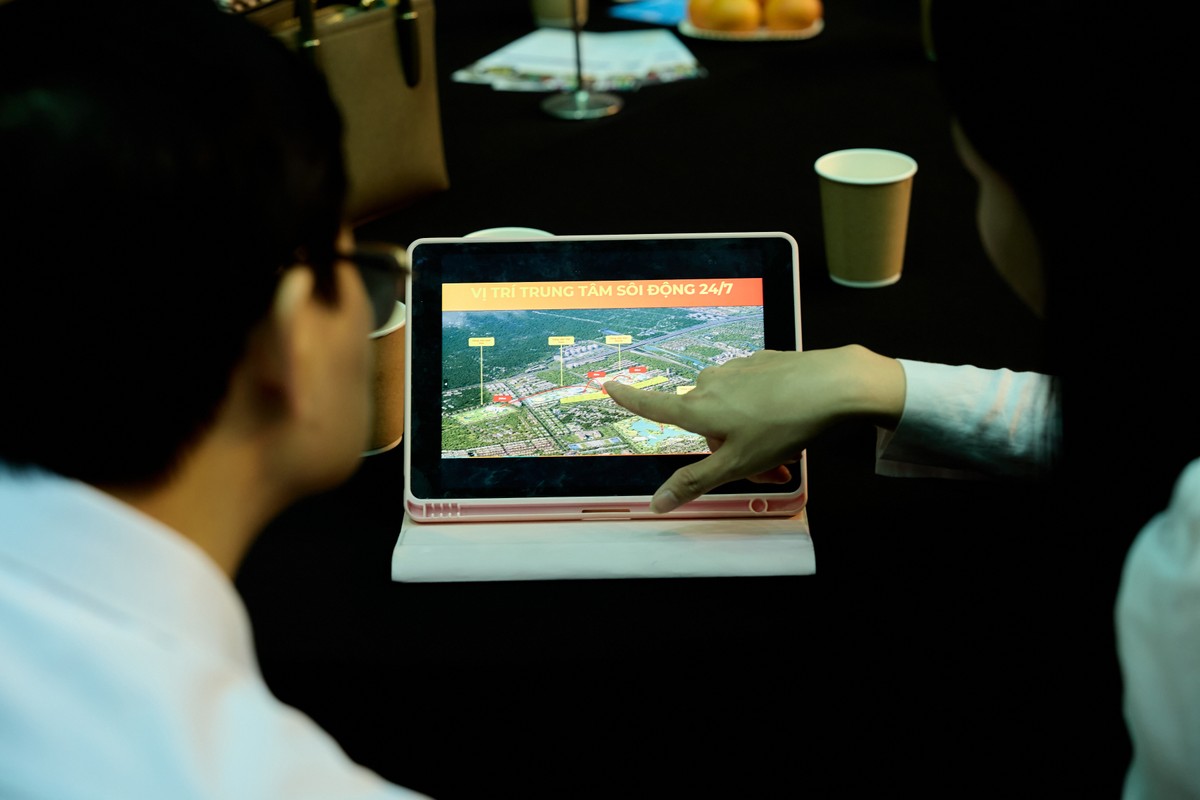 Khách hàng tìm hiểu thông tin về các sản phẩm bất động sản tại dự án Sun Urban City Hà Nam (Ảnh: Ánh Dương)