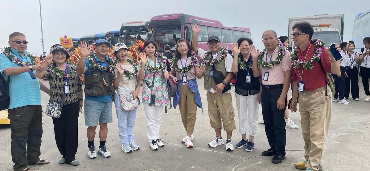 Du khách Nhật Bản hào hứng khi đến Quảng Ninh.