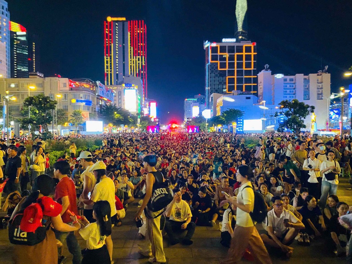 Hàng nghìn người dân đã tập trung trước tòa nhà UBND TP.HCM để xem chương trình nghệ thuật 3D mapping vào tối ngày 30/4.