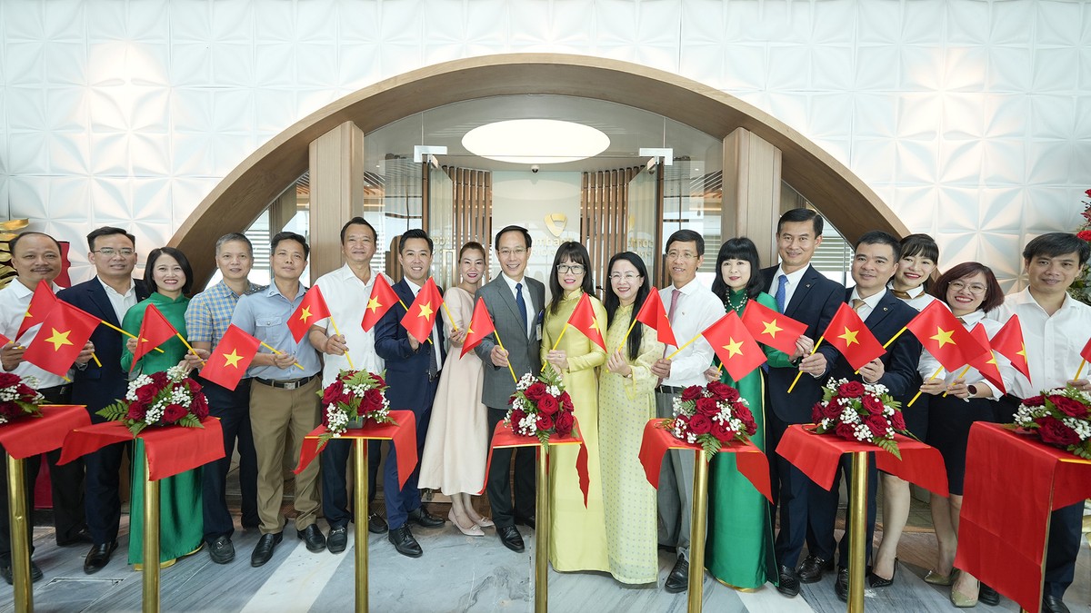 Đại biểu và khách mời chúc mừng lễ khai trương phòng chờ Vietcombank Priority tại Nhà ga T3, Sân bay quốc tế Tân Sơn Nhất, Thành phố Hồ Chí Minh sáng ngày 30/04/2025