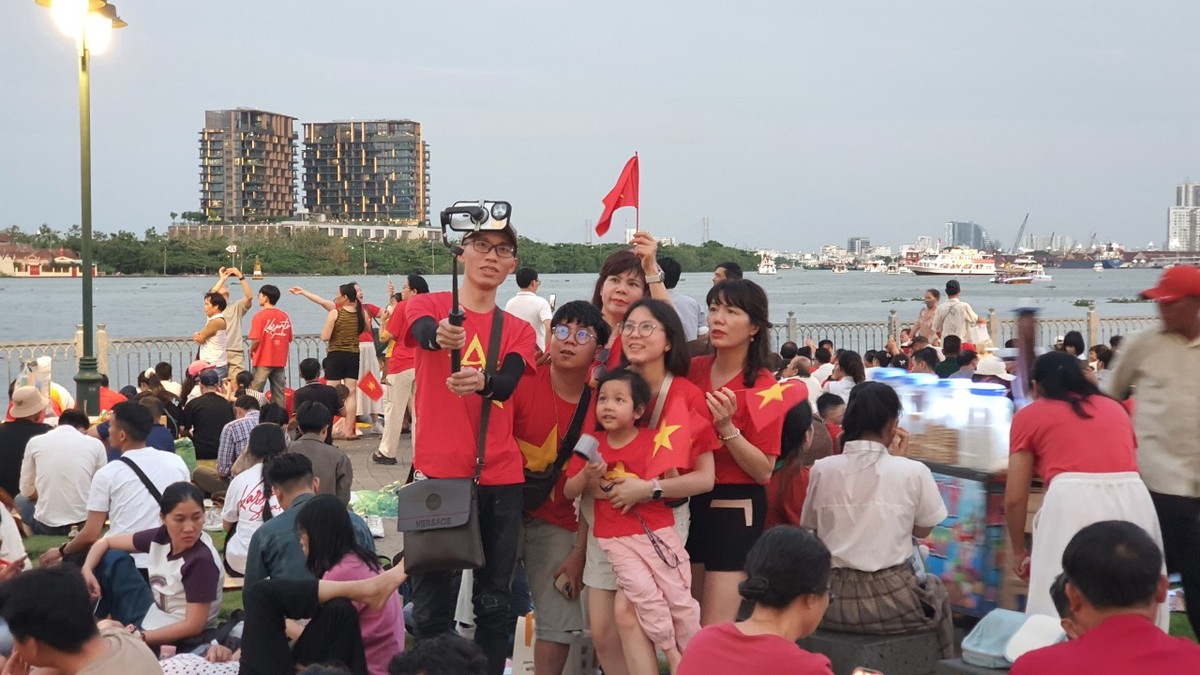 Gia đình chị Hoàng Lê Nga có 6 người từ Đà Lạt xuống, ngày sau lễ diễu binh đã tới bờ sống Sài Gòn háo hức chờ xem bắn pháo hoa.