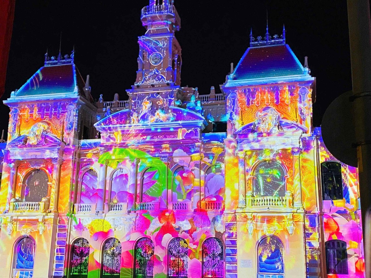 Với tác phẩm "Nhịp đập đô thị", phần trình diễn của đại diện Vương quốc Bỉ khiến toà nhà TPHCM trở nên rực rỡ sắc màu về đêm. Tác phẩm được lấy cảm hứng từ nhịp sống hiện đại, không ngừng vận động, chuyển mình để hướng tới một tương lai thông minh, bền vững và đầy kết nối của TP.HCM.