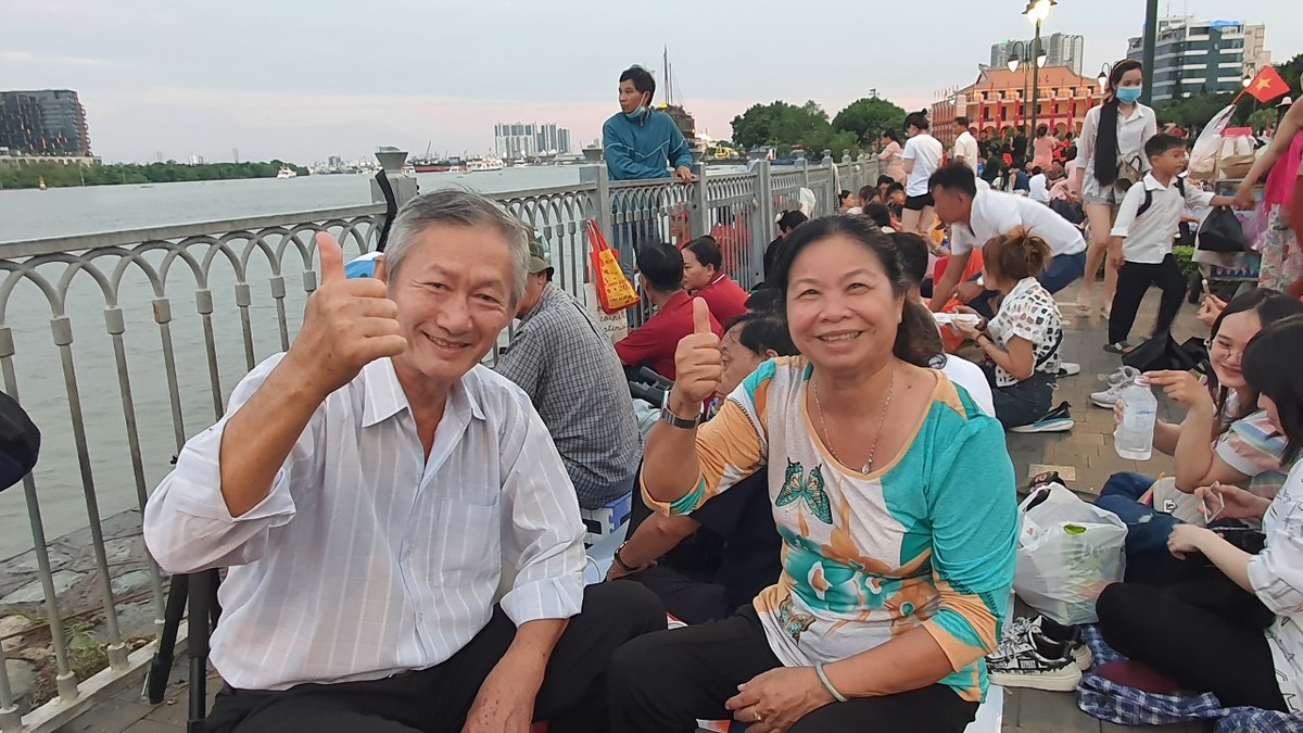 Vợ chồng anh Trương Văn Hưng và chị Nguyễn Thị Hay đã có mặt tại khu vực xem đêm hoa đăng từ lúc 16h chiều để có vị trí "đẹp".