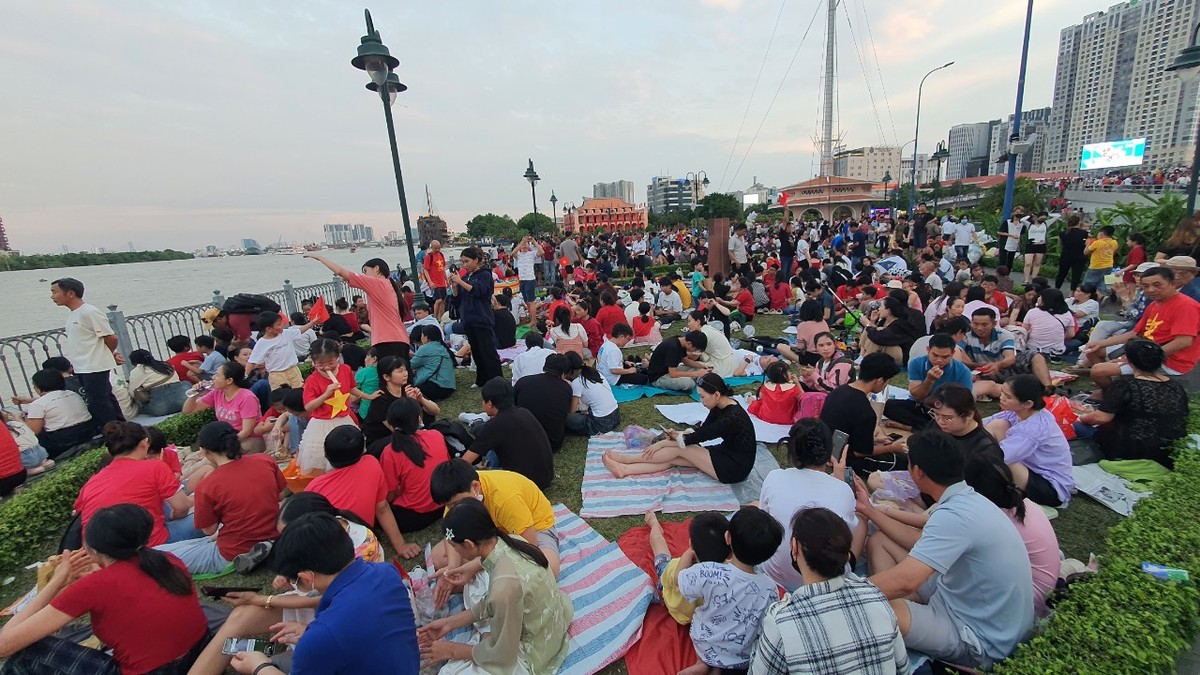 Nơi quan sát pháo hoa đẹp nhất cũng đã kín mít người từ chiều, dù chưa tới giờ.