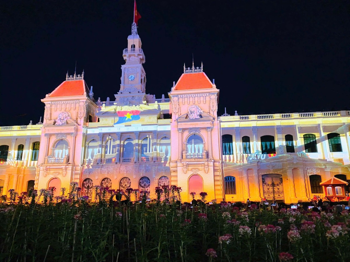 Nhiều người xem đã vỡ òa cảm xúc với hình ảnh tái hiện xe tăng tiến vào Dinh Độc Lập vào ngày 30/4/1975 biểu tượng cho chiến thắng.