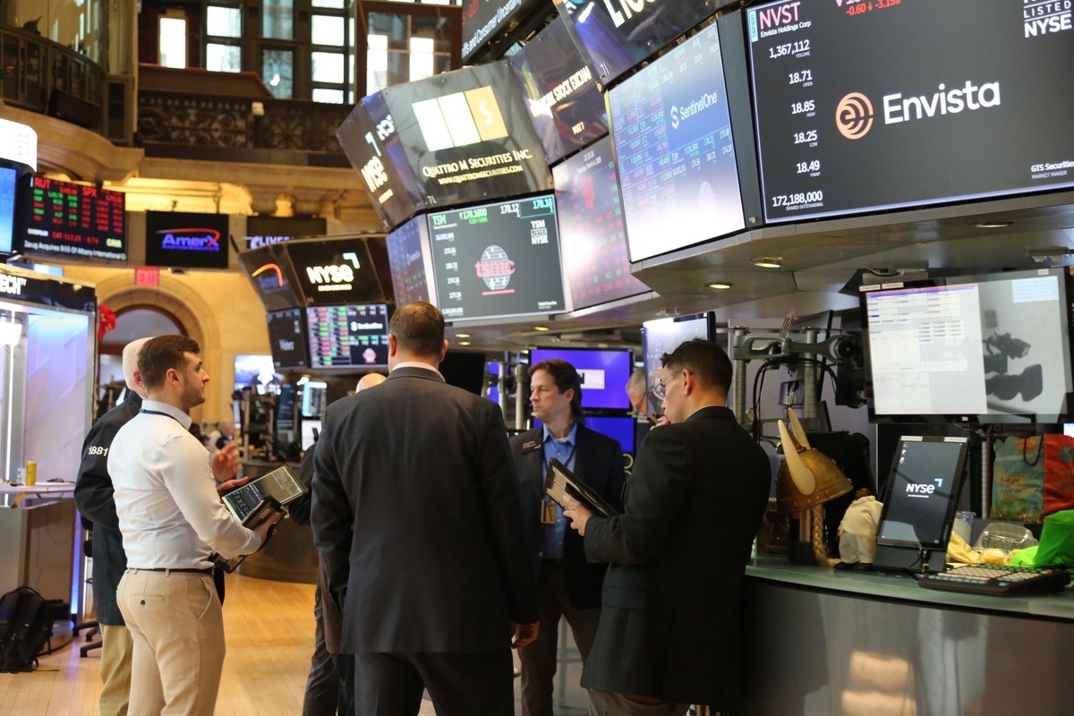 Giao dịch viên làm việc tại sàn chứng khoán New York, Mỹ. Ảnh: THX/TTXVN