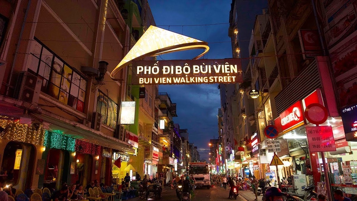 Phố đi bộ Bùi Viện về đêm