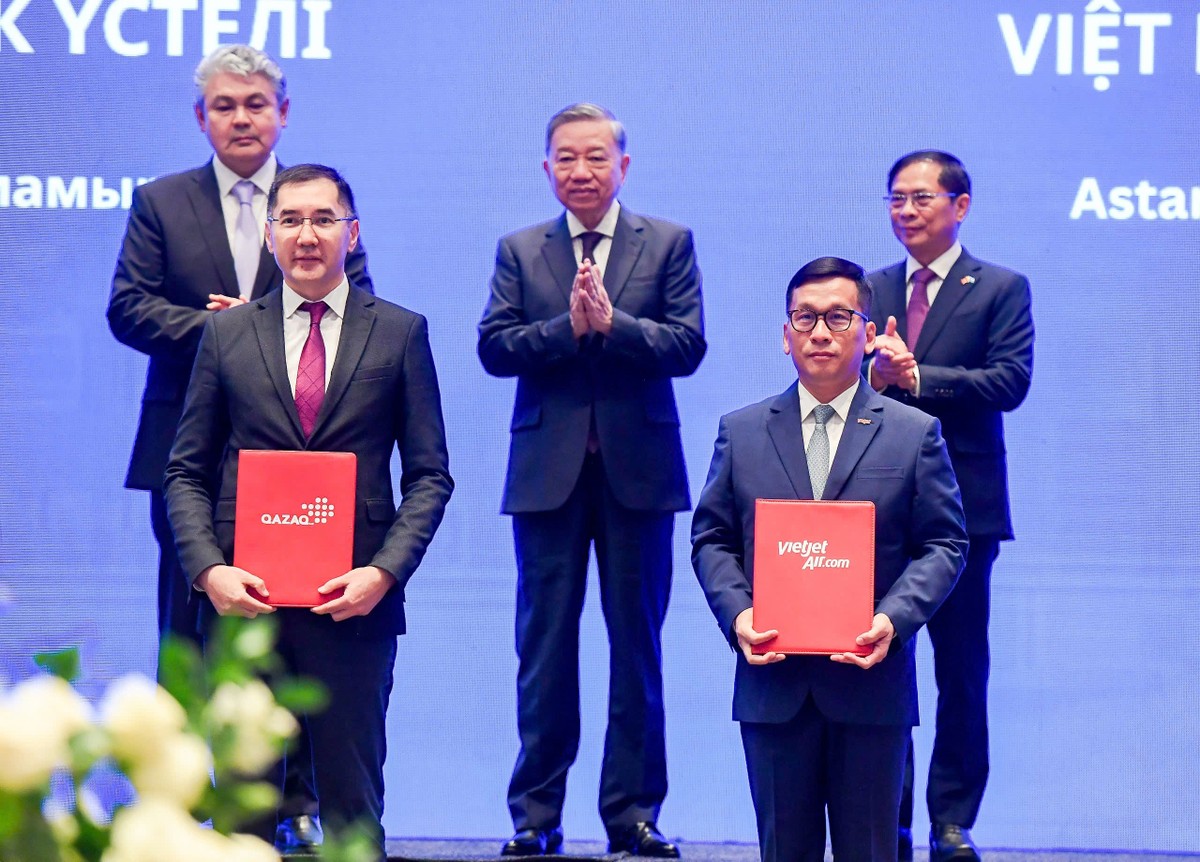 Tổng giám đốc Vietjet Đinh Việt Phương và Tổng giám đốc Qazaq Air Adilbek Umraliyev trao thỏa thuận hợp tác, trước sự chứng kiến của Tổng Bí thư Tô Lâm, Phó Thủ tướng Kazakhstan Yermek Kosherbayev và Phó Thủ tướng, Bộ trưởng Ngoại giao Bùi Thanh Sơn