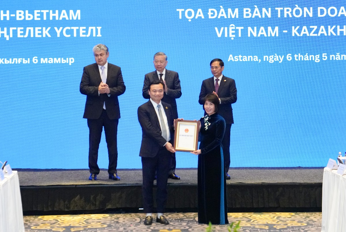 Bộ Tài chính Việt Nam trao Giấy chứng nhận đầu tư ra nước ngoài cho Công ty Aviation Holdings