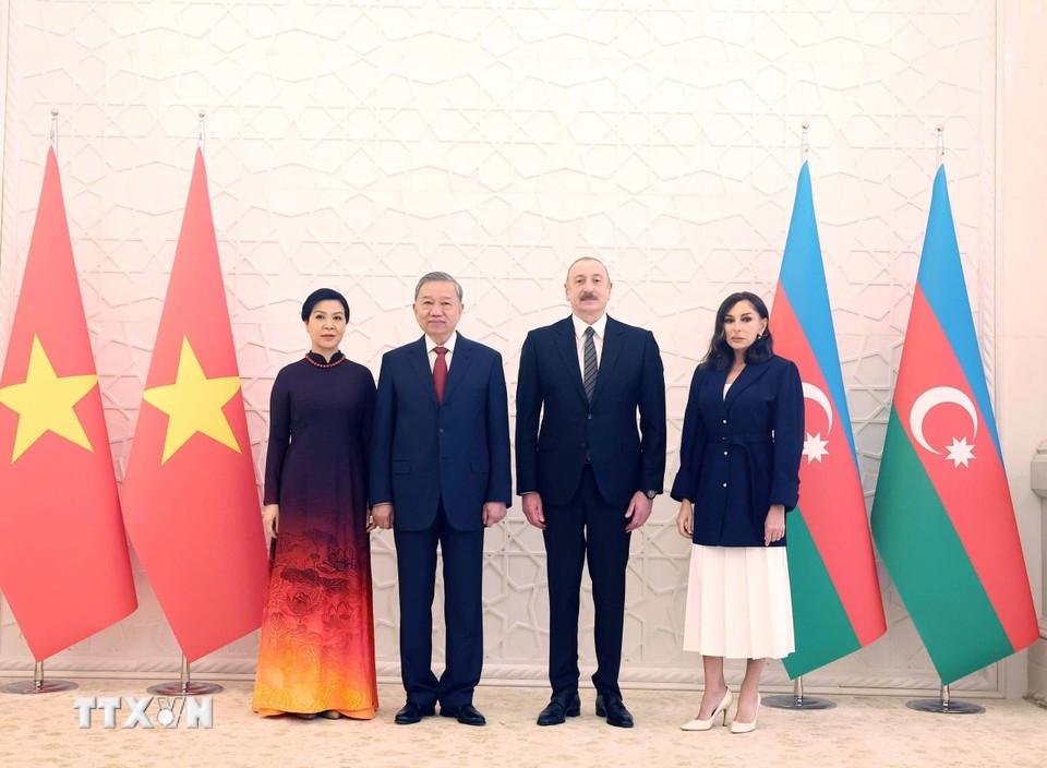 Tổng Bí thư Tô Lâm và Phu nhân cùng Tổng thống Azerbaijan Ilham Aliyev và Phu nhân chụp ảnh chung sau lễ đón tại Phủ Tổng thống. Ảnh: TTXVN