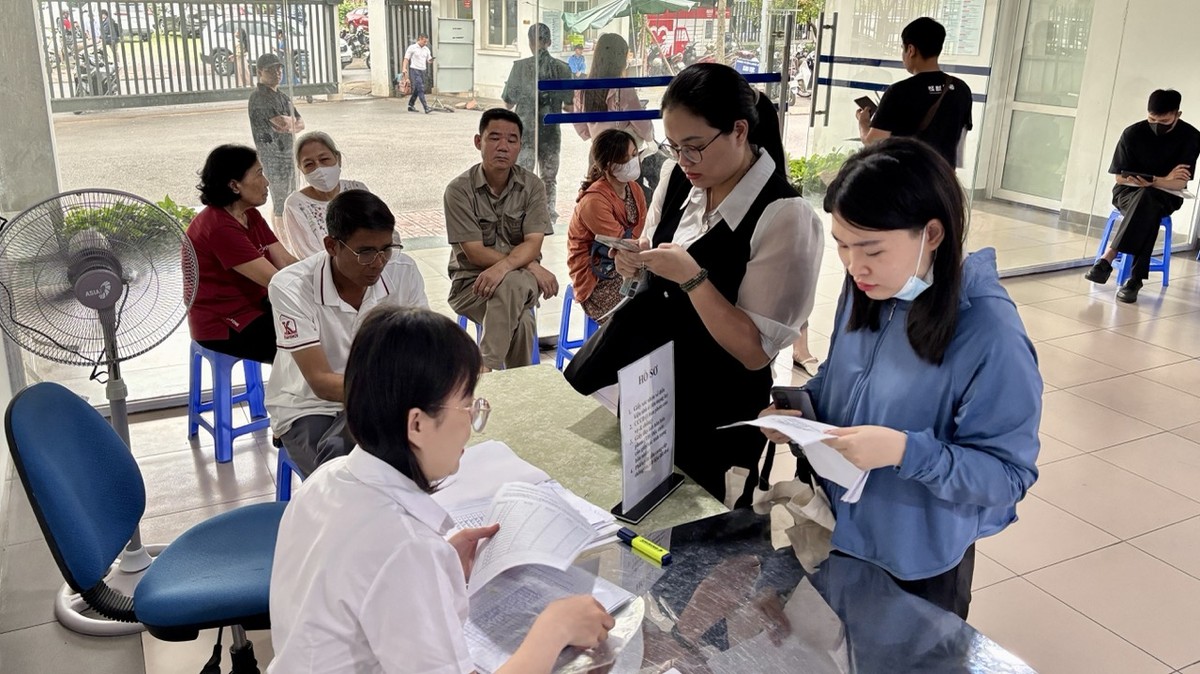 Các cán bộ nhân viên tại Văn phòng đăng ký đất đai quận Long Biên làm việc không ngơi tay, gần như không có thời gian để nghỉ ngơi.