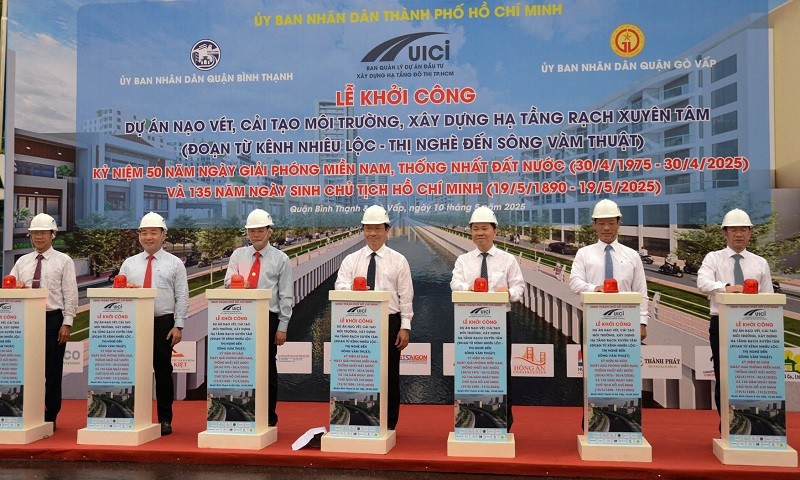 Các đại biểu thực hiện nghi thức khởi công Dự án cải tạo môi trường rạch Xuyên Tâm - Ảnh: Lê Minh Các đại biểu thực hiện nghi thức khởi công Dự án cải tạo môi trường rạch Xuyên Tâm - Ảnh: Lê Minh