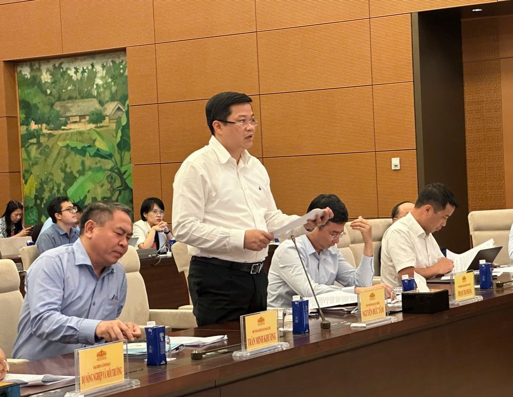 Thứ trưởng Bộ Tài chính Nguyễn Đức Tâm trình bày Tờ trình Dự thảo