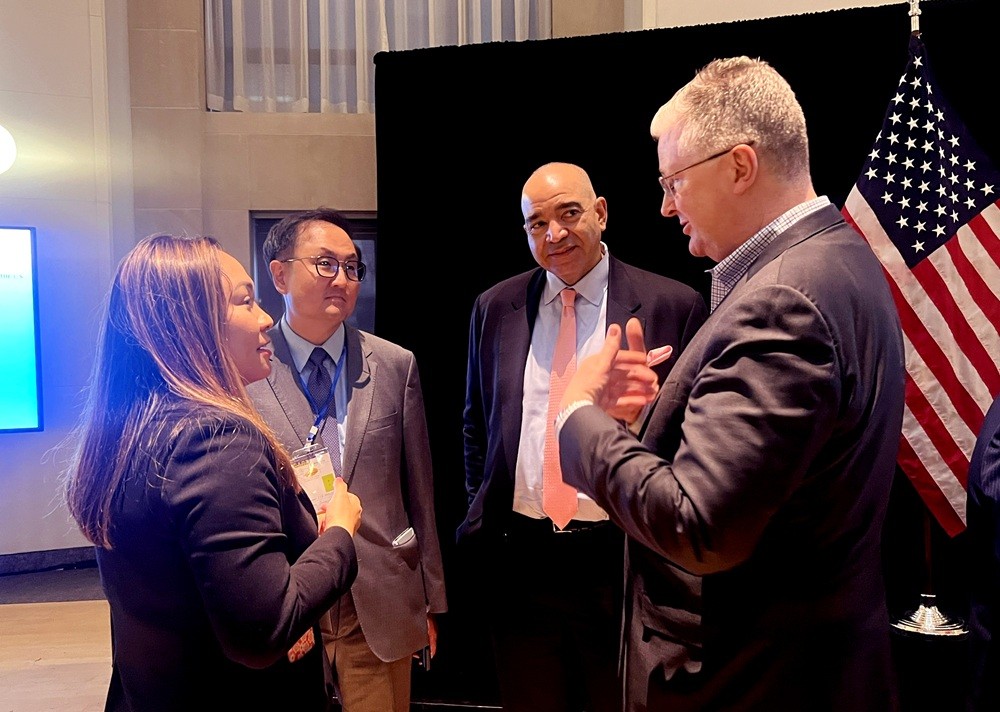 Doanh nghiệp hai nước trao đổi bên lề sự kiện.