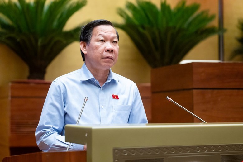 Chủ nhiệm Ủy ban Kinh tế và Tài chính Phan Văn Mãi trình bày báo cáo thẩm tra.