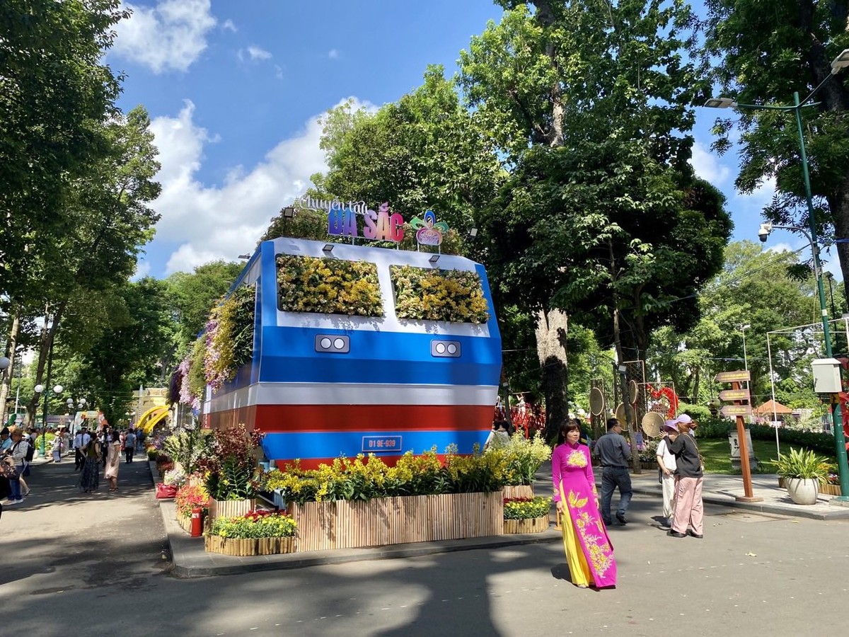 Với chủ đề “Chuyến tàu đa sắc” được thiết kế lấy cảm hứng từ hai đoàn tàu Thống Nhất xuất phát cùng giờ, cùng ngày 31/12/1976 tại ga Hà Nội và ga Sài Gòn, khai thông tuyến đường sắt Bắc Nam mang theo khát khao hòa bình, hàn gắn và sum họp. Hình ảnh chuyến tàu Bắc - Nam gắn với Metro sẽ là trục chính dẫn đến các ga tàu đặc biệt kết nối giữa quá khứ - hiện tại - tương lai.