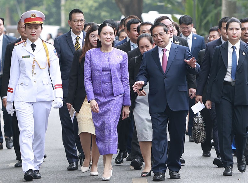 Sau Lễ đón, hai Thủ tướng di chuyển tới Trụ sở Chính phủ để đồng chủ trì Kỳ họp lần thứ 4 nội các chung Việt Nam - Thái Lan. Sau Lễ đón, hai Thủ tướng di chuyển tới Trụ sở Chính phủ để đồng chủ trì Kỳ họp lần thứ 4 nội các chung Việt Nam - Thái Lan.