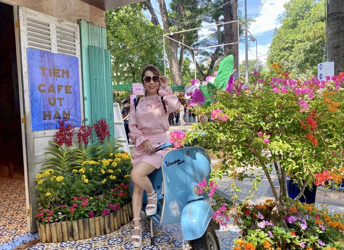 Chị Thuỳ Linh, ngụ quận Phú Nhuận, TP.HCM chia sẻ: “Không gian lễ hội năm nay rất tuyệt vời, các loại hoa vô cùng đẹp và người dân tham quan cũng rất đông. Ngoài tìm hiểu các loại hoa lan khác nhau thì lễ hội còn có các tiểu cảnh mang chiều sâu về ý nghĩa, tạo điều kiện để người dân có không gian “check-in” nổi bật giữa một vùng hoa lan rộng lớn.”