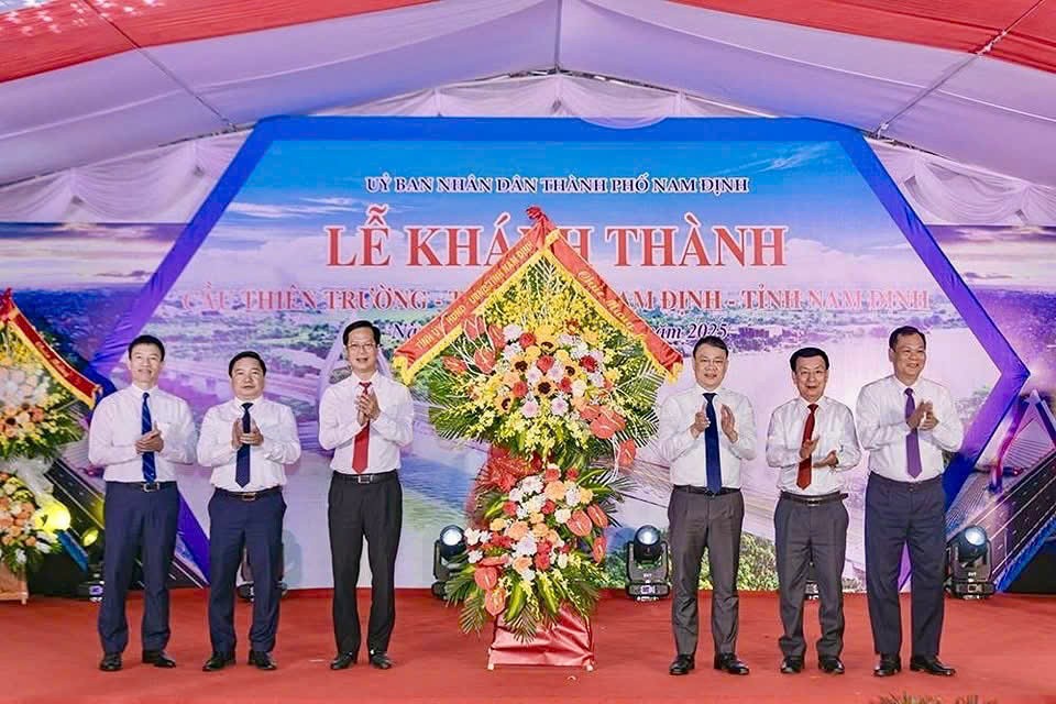 Lãnh đạo thường trực Tỉnh ủy Nam Định tặng lẵng hoa chúc mừng thành phố Nam Định.