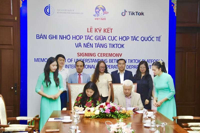 Bản ghi nhớ hợp tác giữa Cục Hợp tác quốc tế và nền tảng TikTok là một cột mốc quan trọng, mở ra một chương mới trong hợp tác giữa hai bên trong quảng bá văn hóa, thể thao và du lịch Việt Nam trên nền tảng số. Bản ghi nhớ hợp tác giữa Cục Hợp tác quốc tế và nền tảng TikTok là một cột mốc quan trọng, mở ra một chương mới trong hợp tác giữa hai bên trong quảng bá văn hóa, thể thao và du lịch Việt Nam trên nền tảng số.
