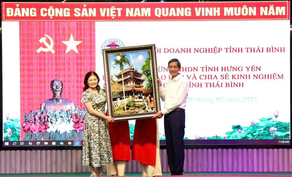Hiệp hội Doanh nghiệp tỉnh Thái Bình tặng bức tranh Chùa Keo cho Hiệp hội Doanh nghiệp tỉnh Hưng Yên