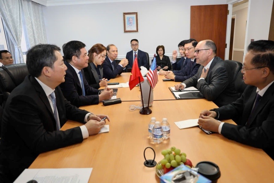 Bộ trưởng Công thương Nguyễn Hồng Diên tại buổi làm việc với Tập đoàn Excelerate Energy.