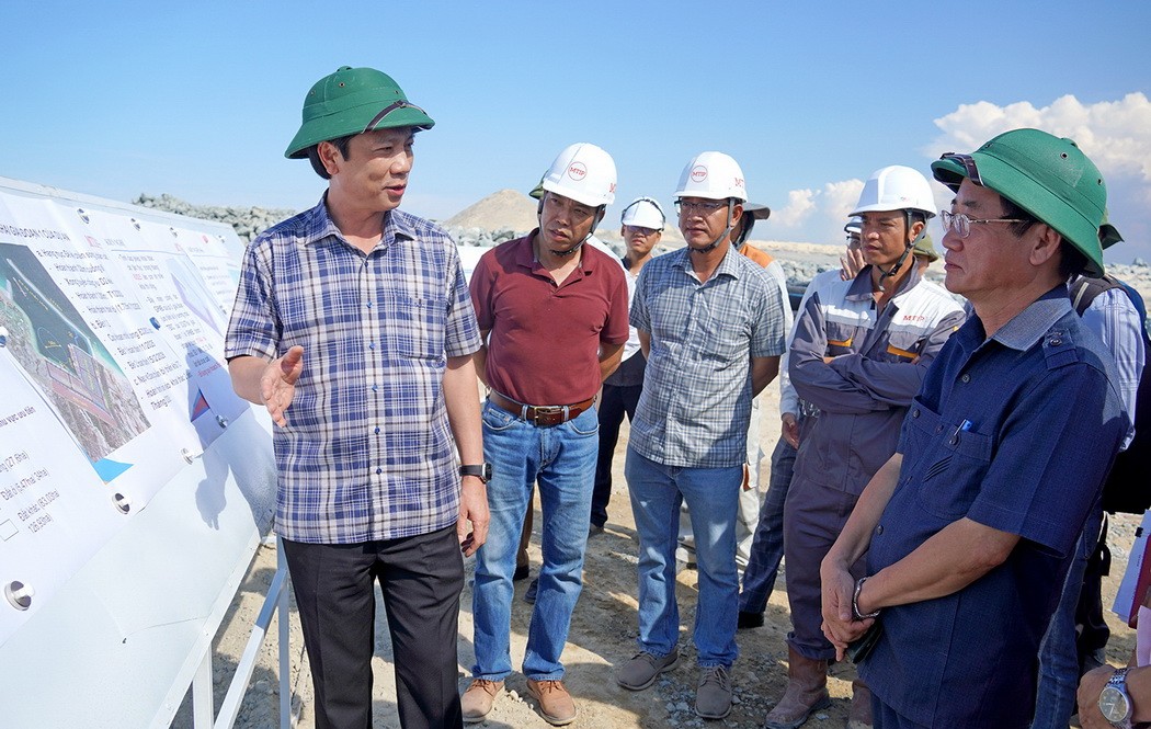 Quyền Chủ tịch UBND tỉnh Quảng Trị Hoàng Nam (thứ nhất, trái ảnh) nghe báo cáo tiến độ dự án Khu bến cảng Mỹ Thủy. Ảnh: Hồng Hà