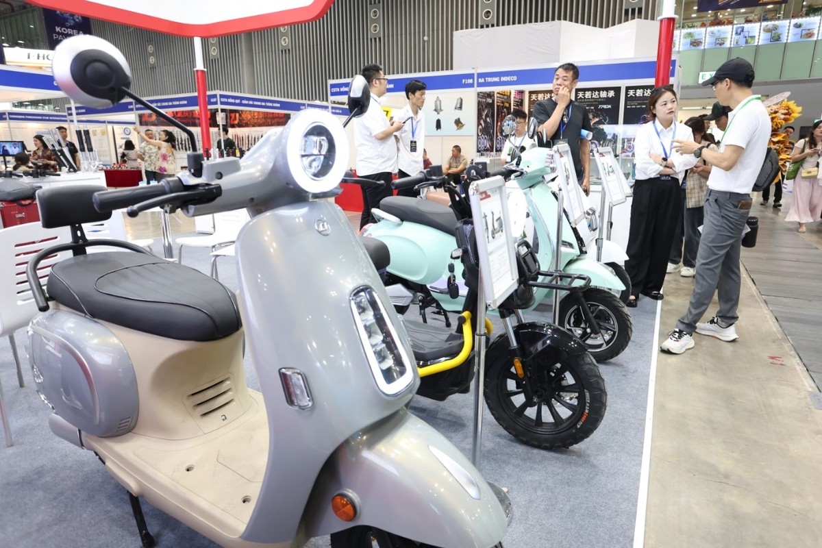 Một số xe máy điện, xe đạp trợ lực điện có thiết kế độc đáo thu hút sự quan tâm của lượng lớn khách tham quan.